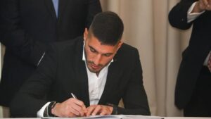 El arquero Gastón Olveira completó oficialmente su proceso de nacionalización y este jueves juró como nuevo ciudadano paraguayo.