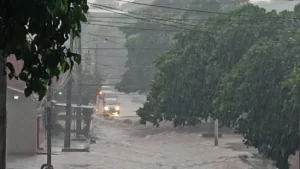 Minutos de lluvia generan raudales, calles y casas inundadas en Asunción y Central