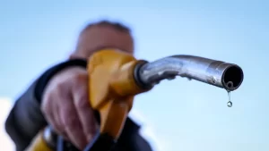 El petróleo se dispara tras la elección del hijo de Jamenei como nuevo líder de Irán