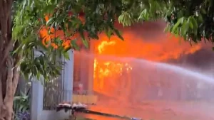 Una pinturería arde en llamas en Santa Rita y bomberos piden apoyo a otras compañías aledañas