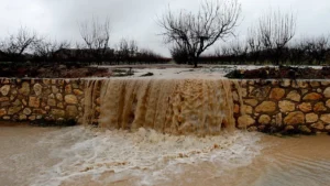 Mueren dos personas tras caer su coche desde un puente al río Clariano, Valencia
