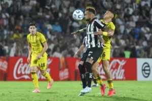 Recoleta empata ante el Santos de Neymar en una noche histórica en Pedro Juan