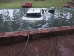 Persecución en Ponta Porã termina con un vehículo en una piscina y una mujer fallecida en PJC