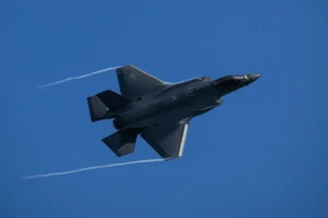 EE.UU. ataca objetivos en el sur de Irán e Israel inicia una nueva campaña de bombardeos en Líbano