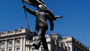 La misteriosa estatua de Banksy que apareció por sorpresa en el centro de Londres