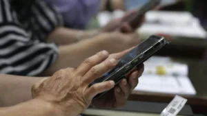 Un lucrativo mercado detrás de las noticias falsas con millones de visualizaciones