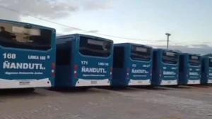 40 buses eléctricos siguen parados mientras el servicio colapsa