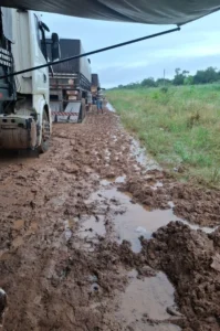 Camioneros llevan más de 15 días varados en el barro por mal estado del camino en Alto Paraguay