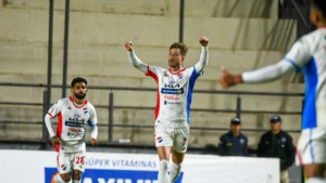 Nacional derrotó por 2-1 a Trinidense en el estadio Arsenio Erico por la fecha 20 del Apertura jugando con uno menos y donde la pena máxima fue la principal protagonista.