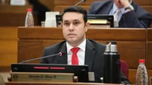 Juez que cursó un doctorado en la misma universidad que Rivas se aparta del caso por decoro y delicadeza