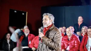 Abdo Benítez recuerda el pasado liberal de Peña y dice que el pañuelo colorado le pesa