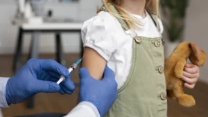 Denuncian a padres antivacunas y les dan plan para regularizar libreta de vacunación