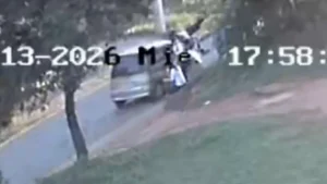 Una camioneta atropella a tres jóvenes y uno queda grave en el Hospital de Trauma