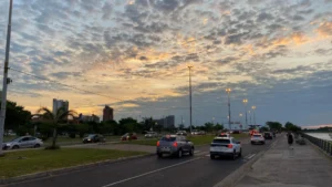 Domingo fresco a cálido, con hasta 24°C y lluvias dispersas