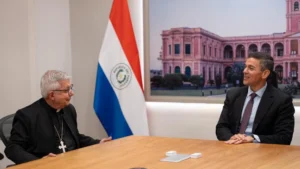 Cardenal regala a Peña encíclica de León XIV que alerta riesgos de la IA en reunión sobre proyectos sociales