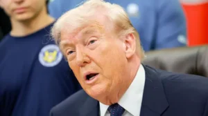 Trump suspende la misión de EE.UU. para asegurar el paso de buques por el estrecho de Ormuz tras lograr «grandes avances» hacia un acuerdo con Irán