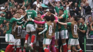 México vence a Sudáfrica en una jornada inaugural marcada por tres expulsiones