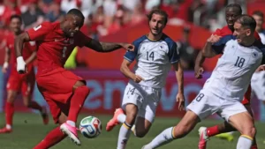 Canadá solo consigue un empate frente a Bosnia en su debut mundialista como anfitrión
