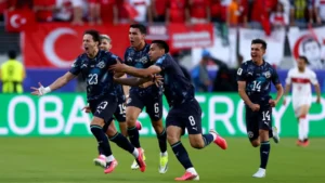 La Albirroja resiste con diez hombres ante Turquía y logra su primer triunfo en el Mundial
