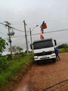 Fuertes vientos provocan cortes de energía y cables sueltos en Pedro Juan Caballero