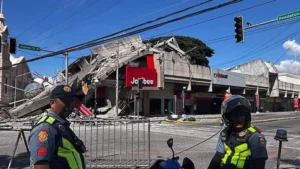 Decenas de muertos y heridos por un fuerte terremoto de magnitud 7,8 en el sur de Filipinas que obliga a emitir alertas de tsunami
