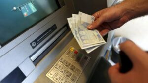 Así funciona la estafa del falso gestor bancario con la que robaron 6.500 euros a una anciana