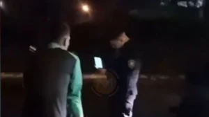 Fiscalía imputa a un policía por agresión a un motociclista en Asunción
