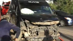 Automovilista choca contra una baranda de protección de la avenida República Argentina en Asunción
