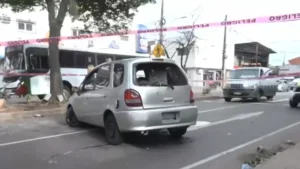 Auto vuelca, da varias vueltas y un joven muere en Asunción: “Venían a alta velocidad”, relata testigo