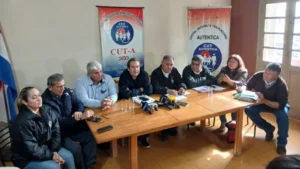 Centrales obreras rechazan “miserable” reajuste del 5% del salario mínimo decretado por Peña