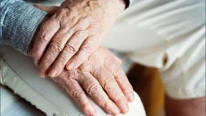 Alertan sobre el aumento de casos de violación del deber del cuidado hacia adultos mayores