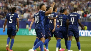 Francia se instala en dieciseisavos con doblete de Mbappé