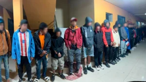 El Centro Alienta: Policía detiene a tres personas y verifica a 41 adolescentes y 25 cuidacoches