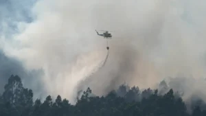 El incendio de A Coruña arrasa 330 hectáreas y provoca el desalojo de varias familias