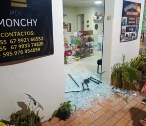 Con un martillo rompen el vidrio de un comercio por presunto lío amoroso en Pedro Juan