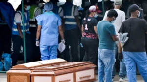 «Me da miedo lo que voy a ver allá dentro»: BBC Mundo visita la morgue improvisada de Los Silos, donde los cadáveres se acumulan al aire libre tras los terremotos en Venezuela
