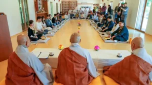 El milenario templo budista en Corea del Sur donde los monjes ayudan a jóvenes encontrar pareja (y los animan a tener hijos)