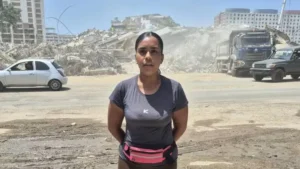 «Si sobreviví fue para encontrarlos»: la joven que se niega a abandonar los escombros donde se encuentran los cuerpos de sus familiares a 3 semanas de los terremotos en Venezuela