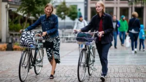 La paradoja de Noruega, el país que gana miles de millones con la subida del precio del petróleo pero cada vez lo usa menos