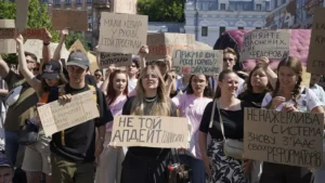 Por qué miles de personas salieron a protestar en Ucrania tras la destitución del ministro de Defensa