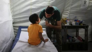 «Ya no quiero ser pediatra. La mirada de esos niños se queda con uno para siempre»: el dolor de los médicos que asisten a los heridos del terremoto en Venezuela