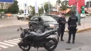 Joven motociclista pierde la vida en violento accidente y viuda exige justicia