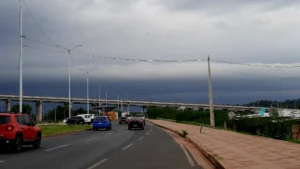Inicio de semana con ambiente frío, lluvias dispersas y vientos del sur, prevé Meteorología
