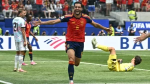 España triunfa sobre el final y avanza a semifinales