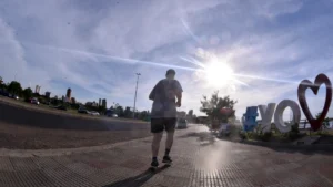 Vientos fuertes entre 60 y 90 km/h persistirán este viernes que superará los 30°C