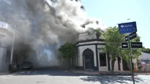 Incendio de grandes proporciones afecta a discoteca en Asunción