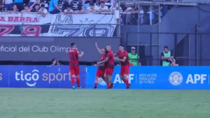 El campeón tropieza en el clásico “Blanco y Negro”