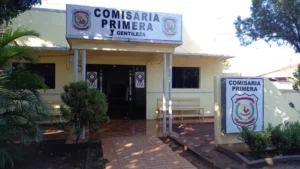 Automóvil derriba una columna de la ANDE tras esquivar a un motociclista en Pedro Juan