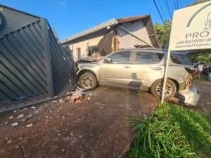 Una camioneta guiada por un menor de 14 años choca contra una casa en Capitán Bado