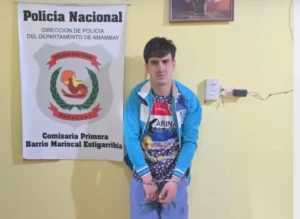 Joven agrede a su madre, trepa un tejado para escapar y termina cayendo en el patio